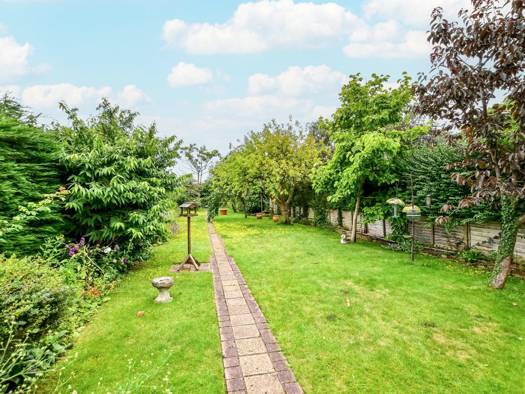 3 bed detached house for sale in Abbots Road, Abbots Langley WD5, £725,000