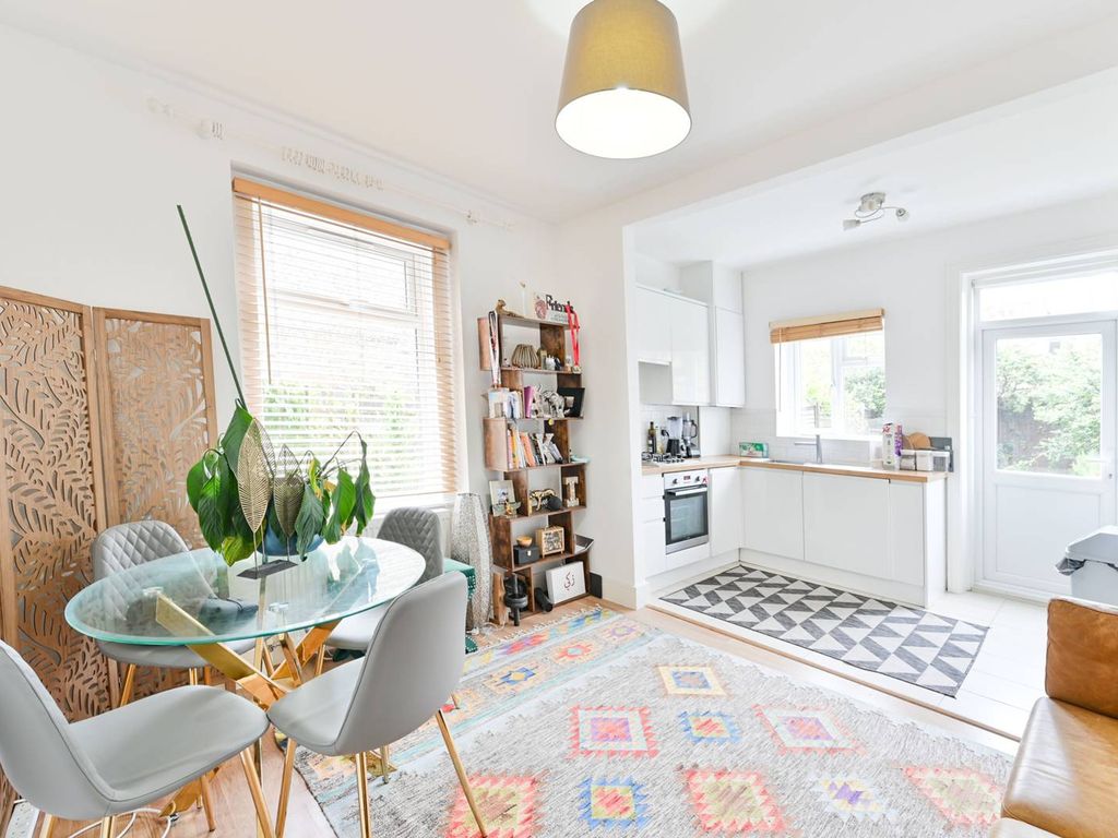 2 bed flat for sale in Hartswood Road, Wendell Park, London W12, £600,000