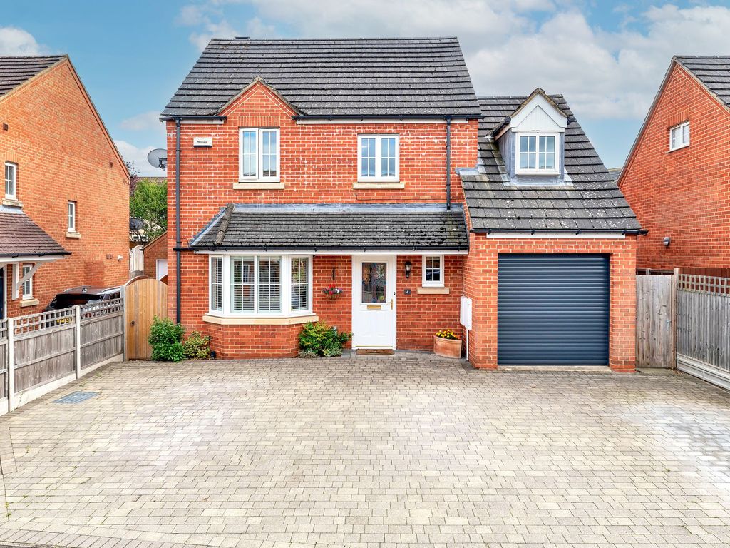 5 bed detached house for sale in Nightingale Way, Royston SG8, £650,000