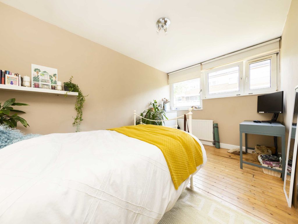 3 bed maisonette for sale in Pownall Road, London E8, £675,000