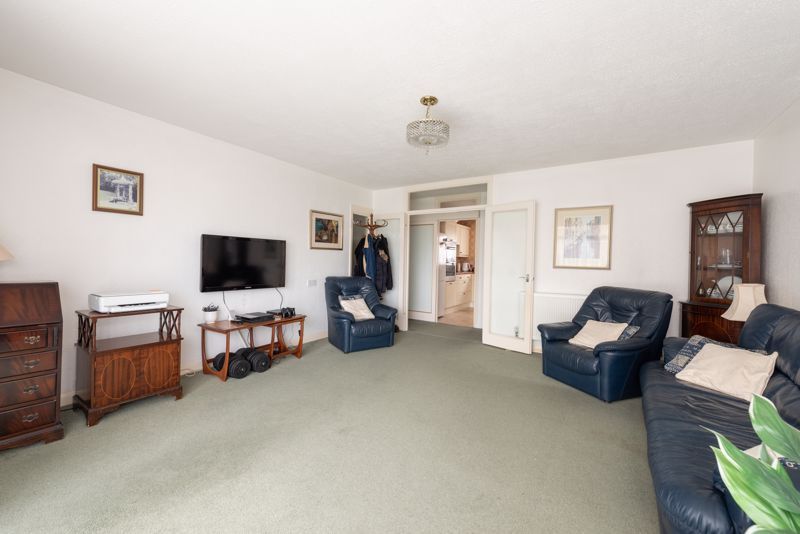 2 bed flat for sale in Windsor Court, London N14, £450,000