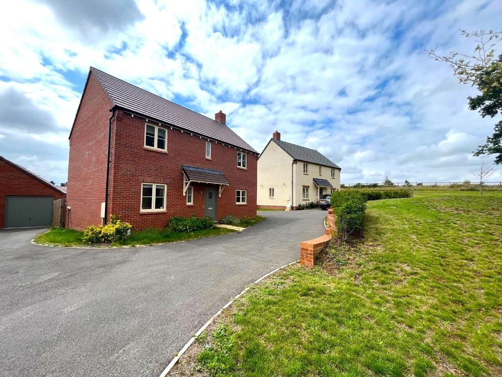 4 bed property for sale in Whitfield Road, Potton, Potton SG19, £550,000