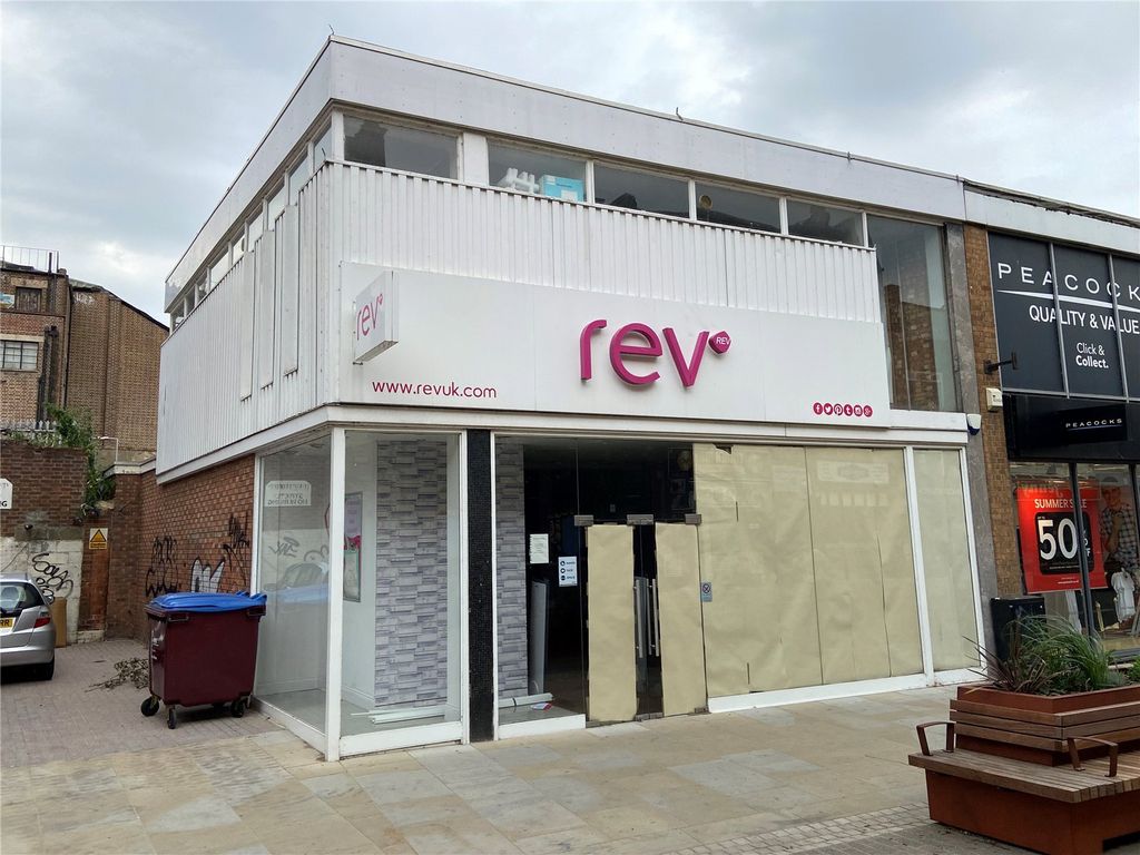 Retail premises to let in High Street, Kettering, Northamptonshire NN16, £19,950 pa
