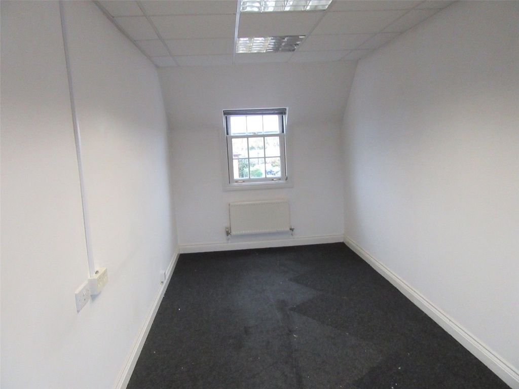 Office to let in 17 White Horse Yard, Towcester, Northampton NN12, £27,500 pa