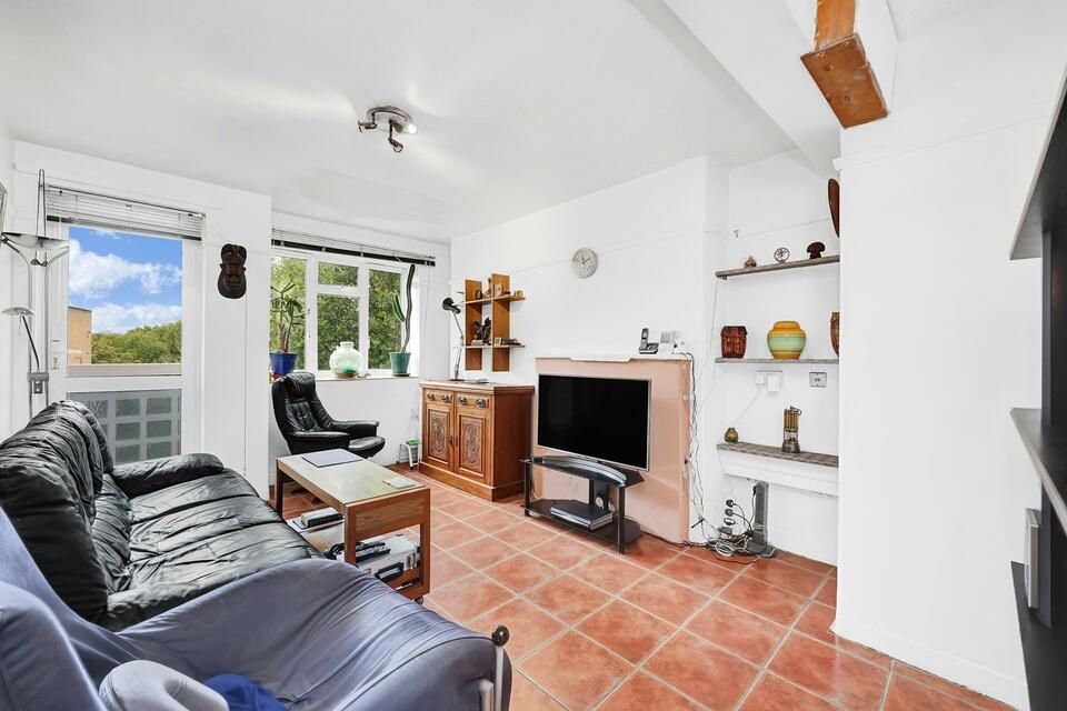 3 bed flat for sale in Saracen Street, London E14, £355,000