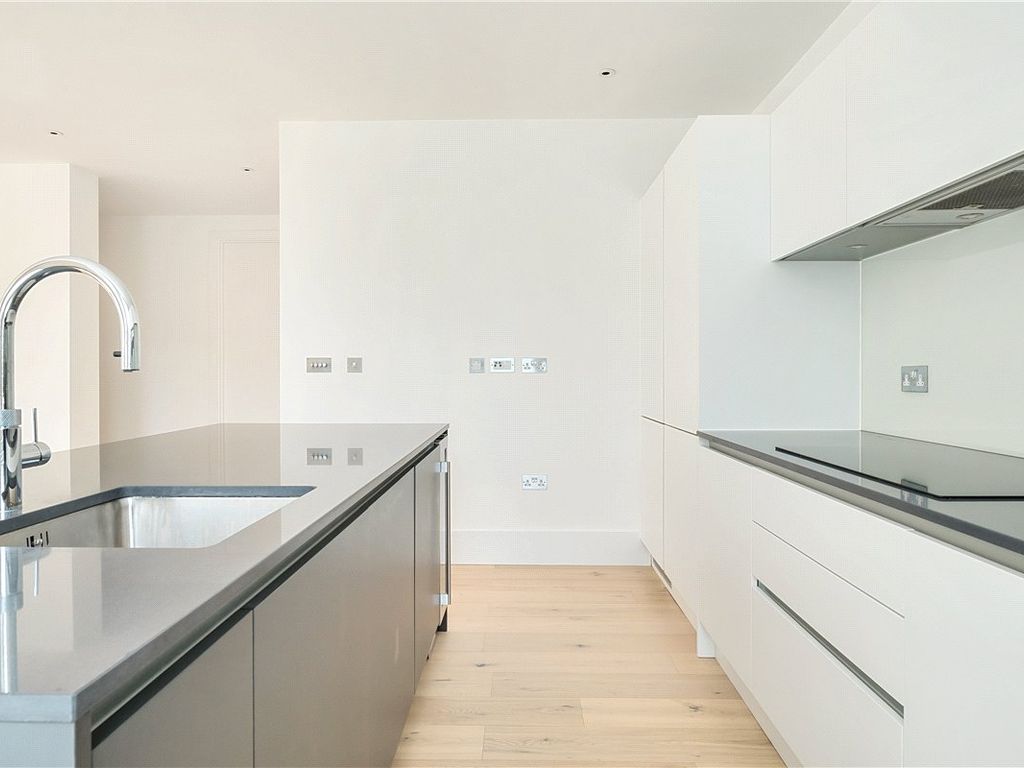 2 bed flat to rent in Granville Court, Granville Road, Bath BA1, £2,750 pcm