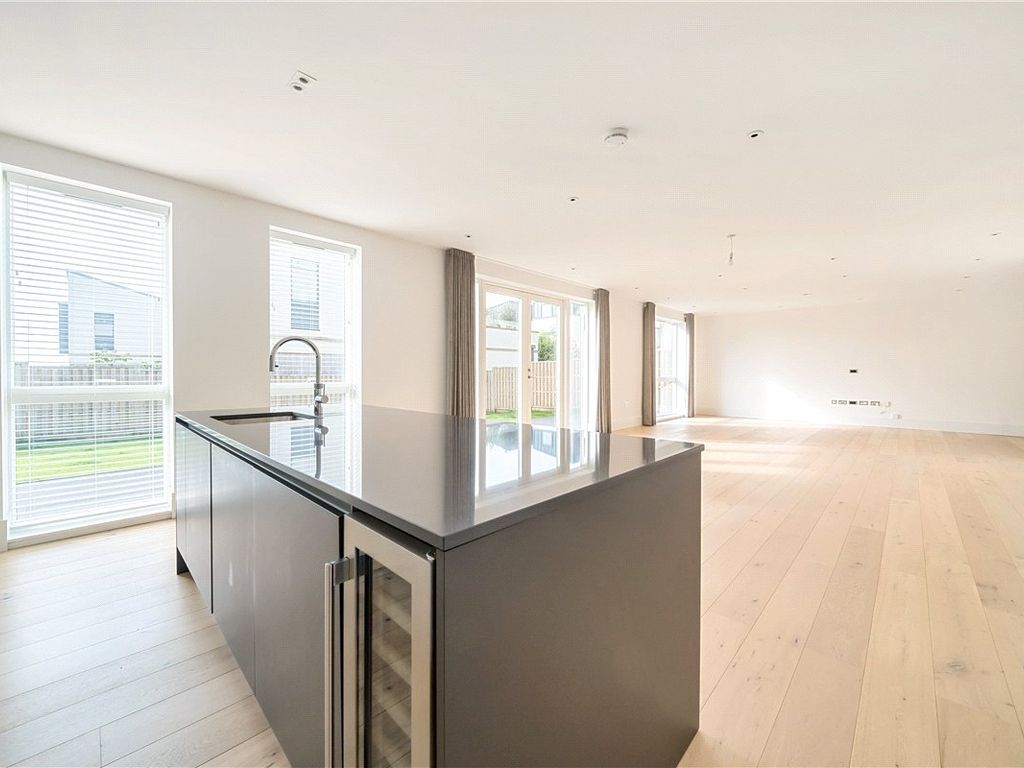 2 bed flat to rent in Granville Court, Granville Road, Bath BA1, £2,750 pcm