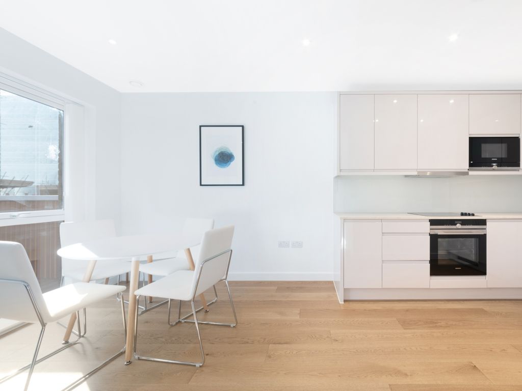 1 bed flat for sale in Lassen House, Colindale Gardens, Colindale NW9, £350,000