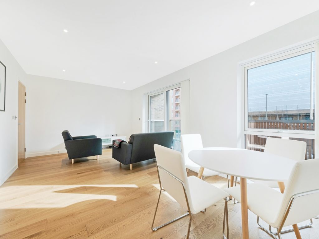 1 bed flat for sale in Lassen House, Colindale Gardens, Colindale NW9, £350,000