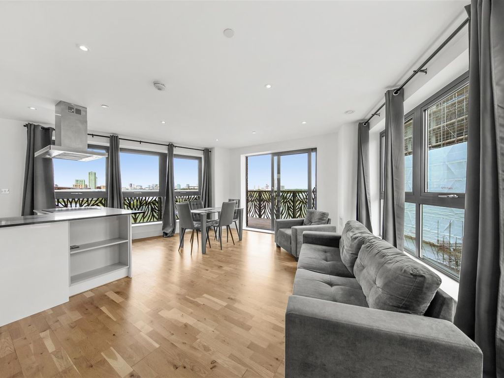3 bed flat for sale in Leven Road, London E14, £500,000