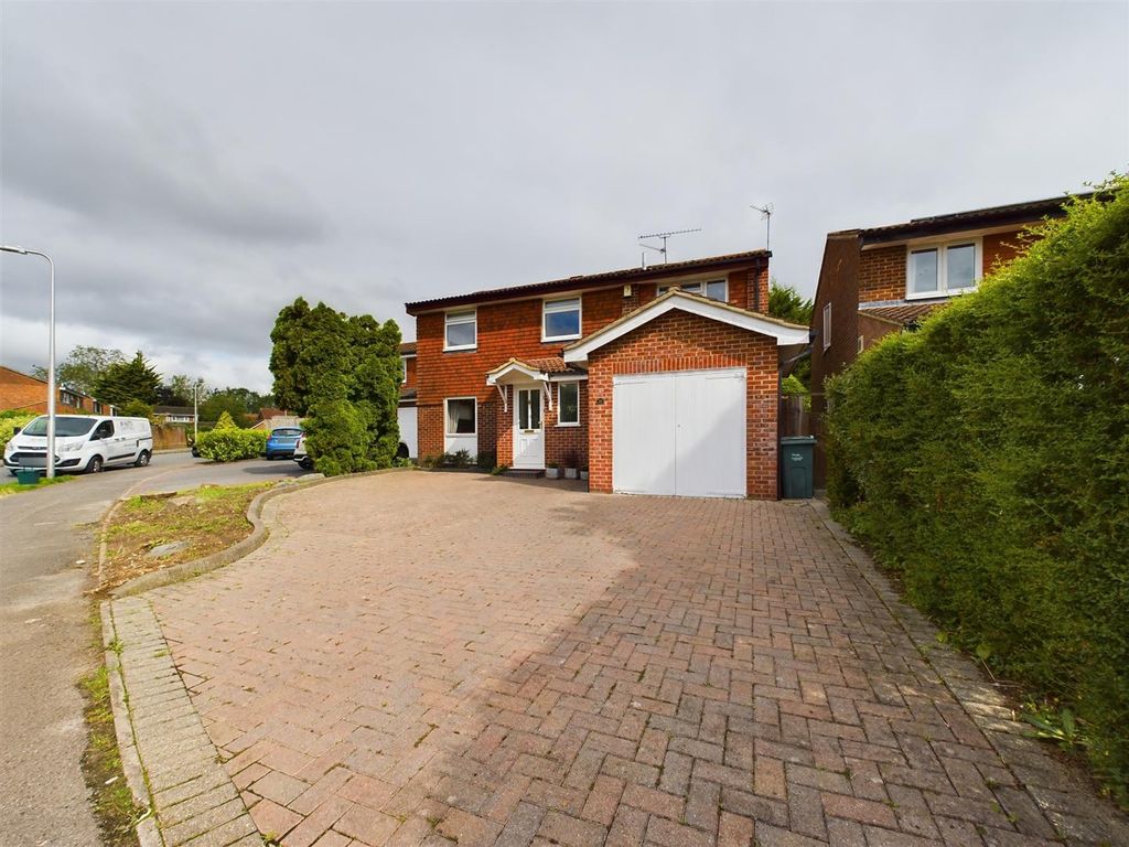 5 bed detached house for sale in Hawkesbury Drive, Calcot, Reading RG31, £550,000