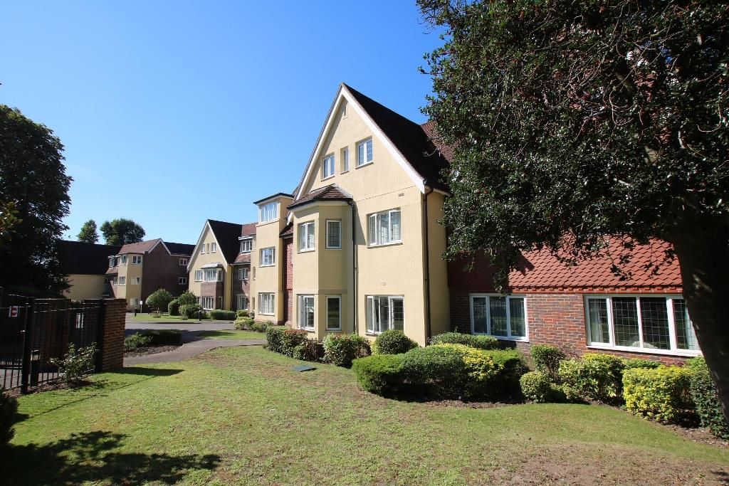 2 bed property for sale in Ashcroft Place, Leatherhead KT22, £389,950