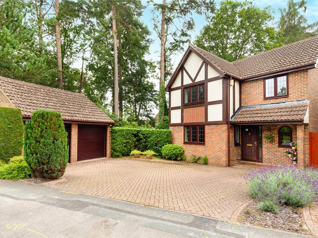 4 bed detached house for sale in Holmbury Avenue, Crowthorne, Berkshire RG45, £750,000