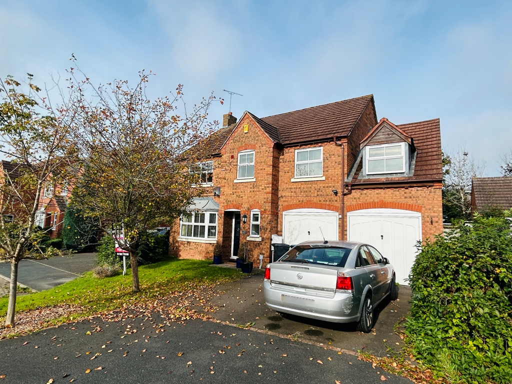 5 bed detached house for sale in St. Laurence Way, Alcester B50, £460,000