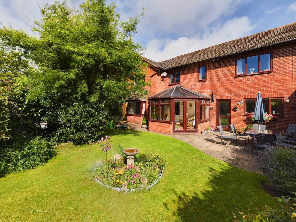 4 bed detached house for sale in Wheelwrights, Weston Turville HP22, £595,000