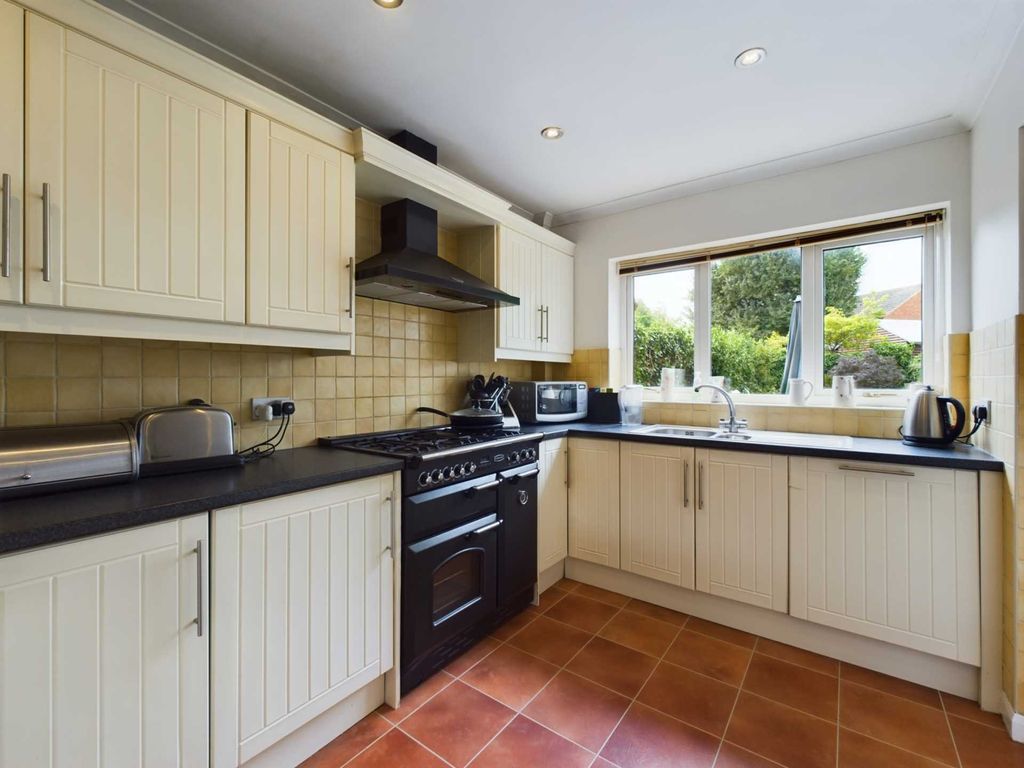 4 bed detached house for sale in Wheelwrights, Weston Turville HP22, £595,000