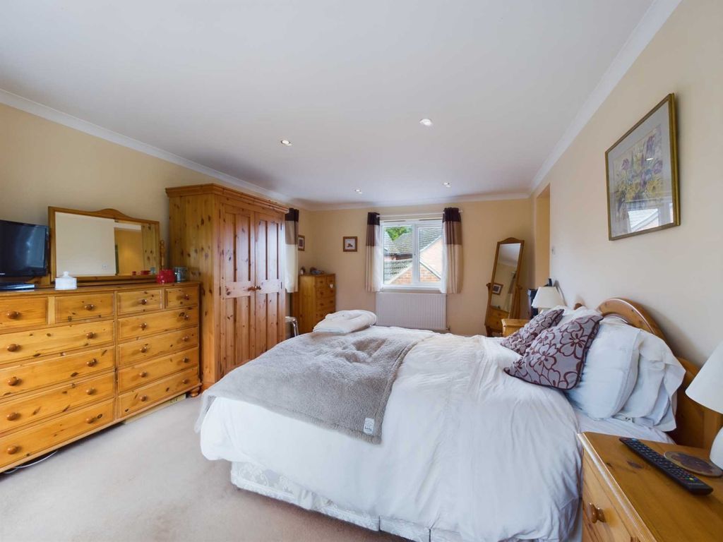 4 bed detached house for sale in Wheelwrights, Weston Turville HP22, £595,000