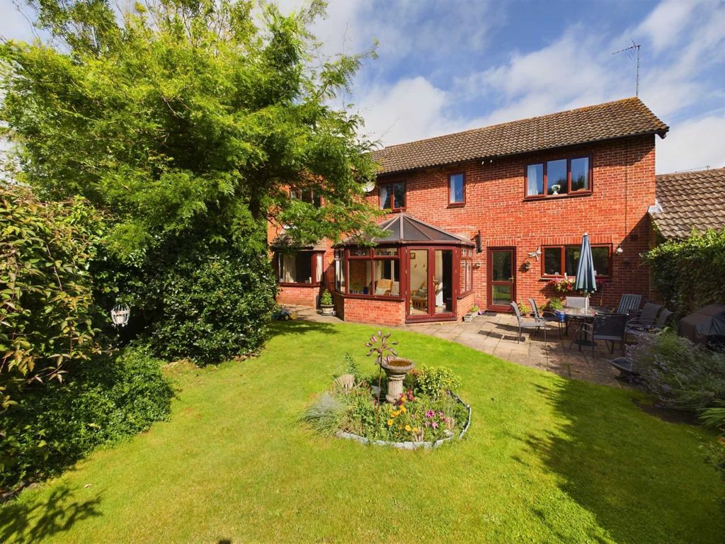 4 bed detached house for sale in Wheelwrights, Weston Turville HP22, £595,000