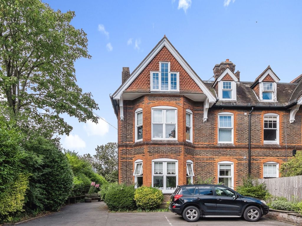 2 bed flat for sale in Doods Road, Reigate RH2, £350,000