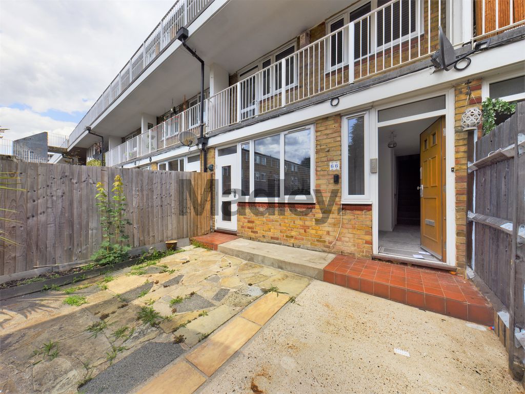 2 bed maisonette for sale in Lucey Way, London SE16, £390,000
