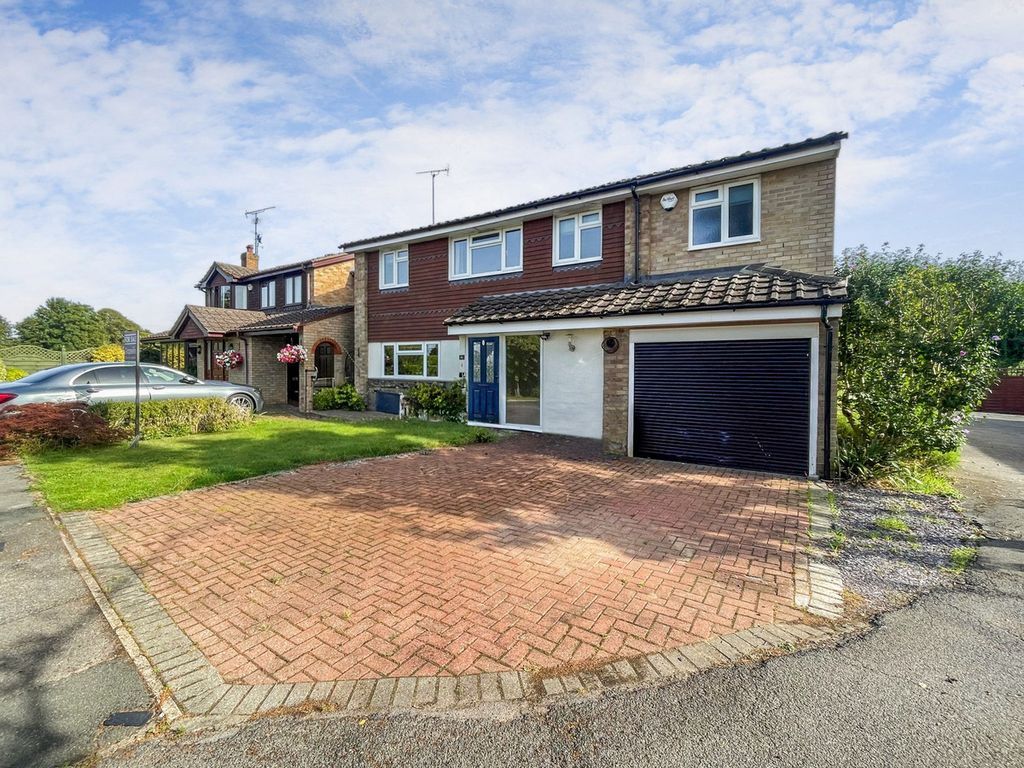 4 bed detached house for sale in Clifton Rise, Wargrave RG10, £1,000,000