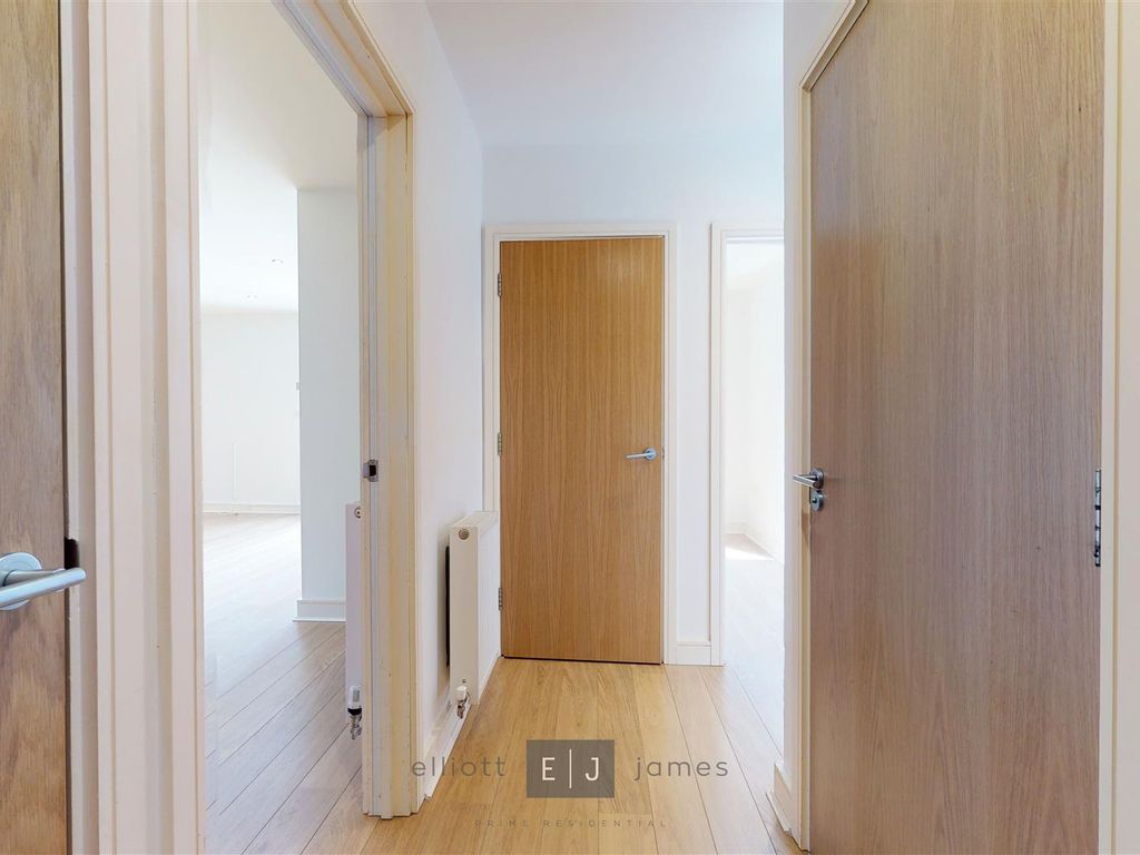 2 bed flat for sale in High Road, Woodford Green IG8, £475,000