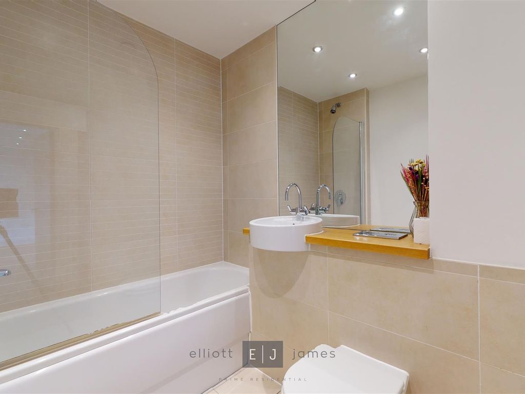 2 bed flat for sale in High Road, Woodford Green IG8, £475,000