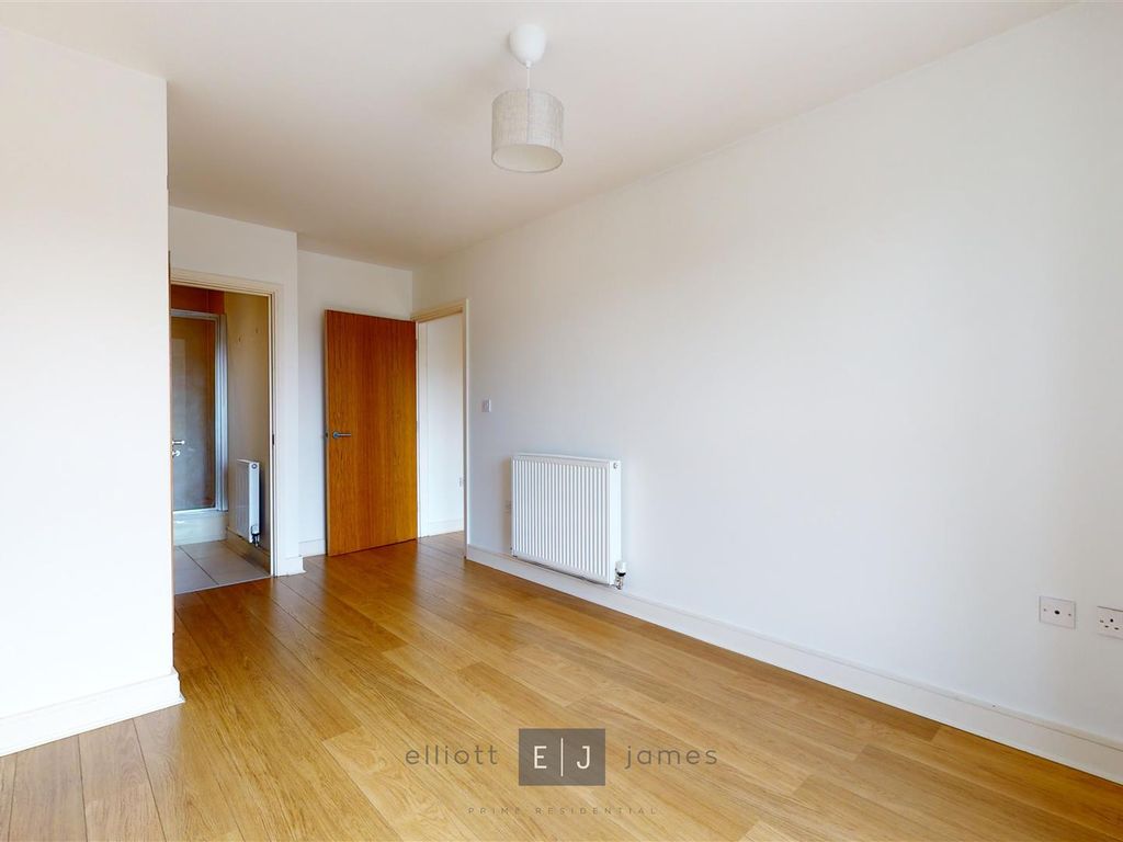 2 bed flat for sale in High Road, Woodford Green IG8, £475,000