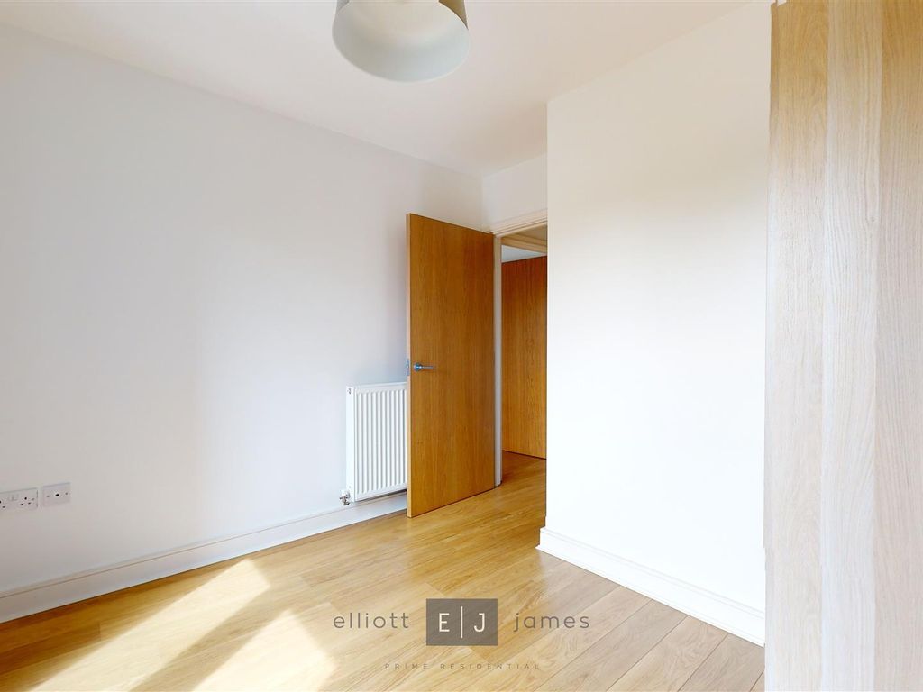 2 bed flat for sale in High Road, Woodford Green IG8, £475,000