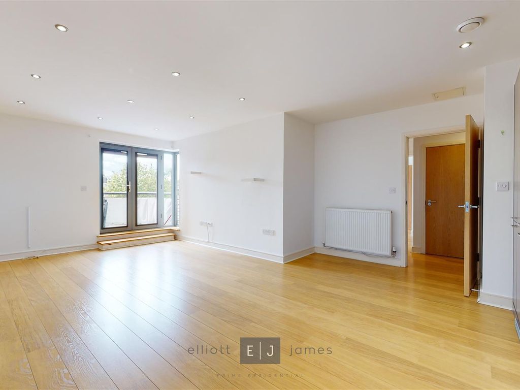 2 bed flat for sale in High Road, Woodford Green IG8, £475,000