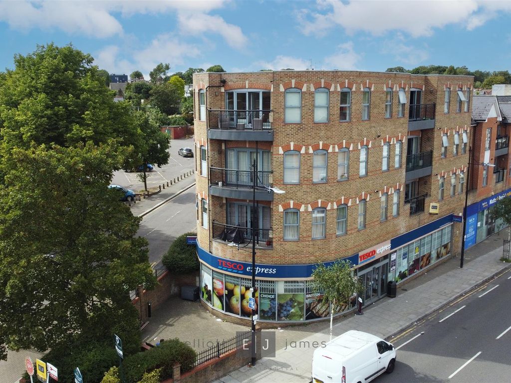 2 bed flat for sale in High Road, Woodford Green IG8, £475,000