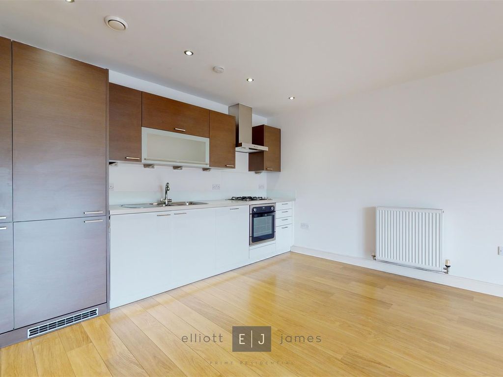 2 bed flat for sale in High Road, Woodford Green IG8, £475,000