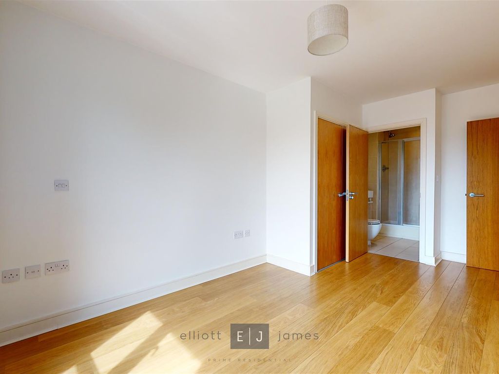 2 bed flat for sale in High Road, Woodford Green IG8, £475,000