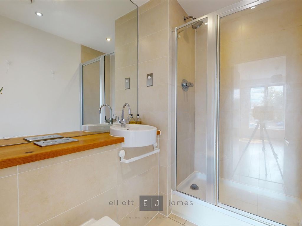 2 bed flat for sale in High Road, Woodford Green IG8, £475,000