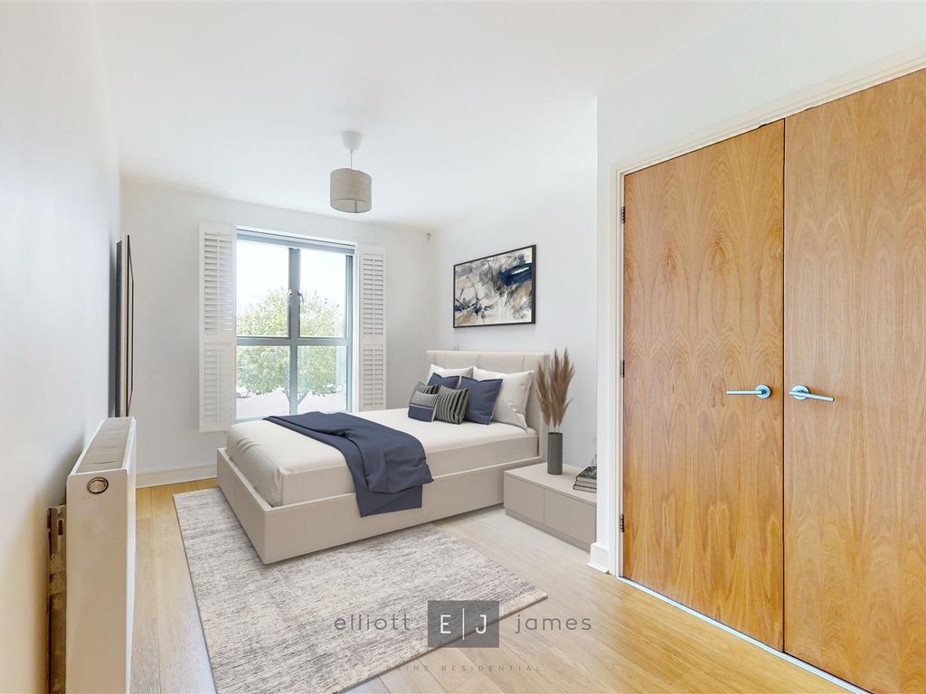 2 bed flat for sale in High Road, Woodford Green IG8, £475,000