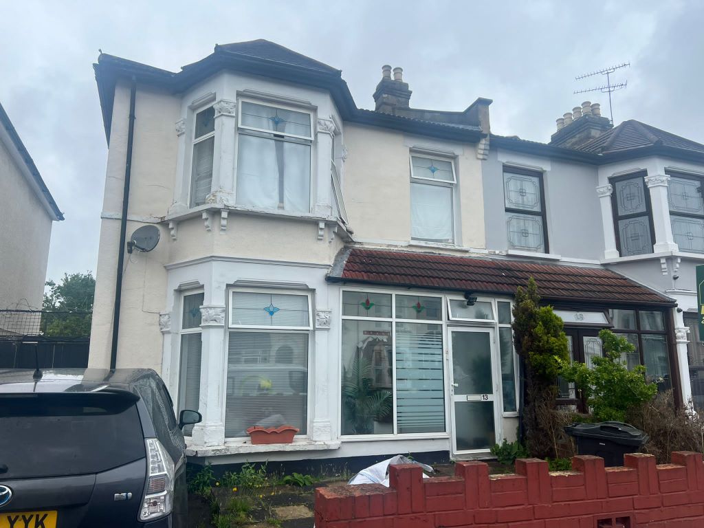 3 bed semi-detached house for sale in Lansdowne Road, Ilford IG3, £550,000