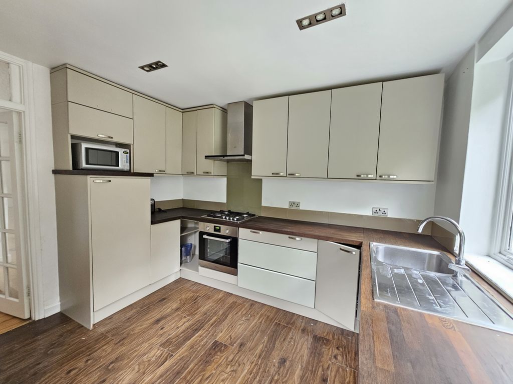 2 bed flat to rent in Exeter Road, Mapesbury NW2, £3,000 pcm