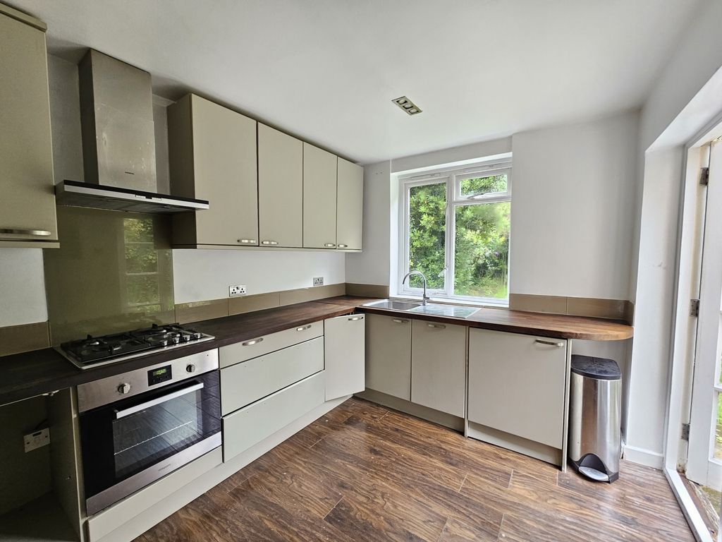 2 bed flat to rent in Exeter Road, Mapesbury NW2, £3,000 pcm