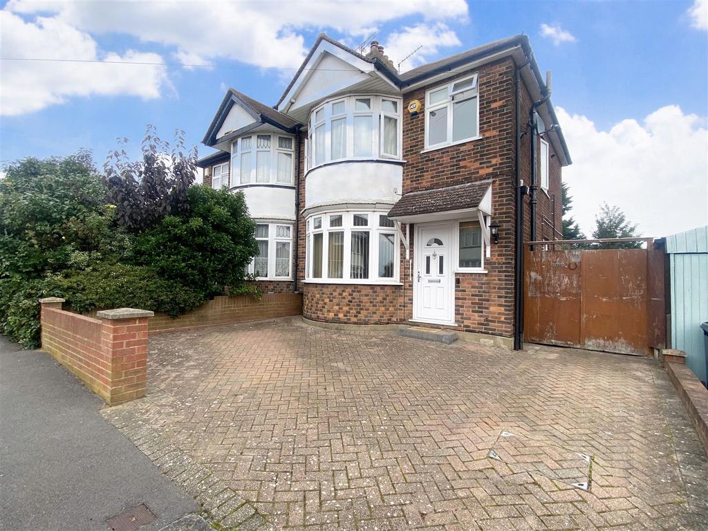 3 bed property for sale in Exton Avenue, Luton LU2, £350,000