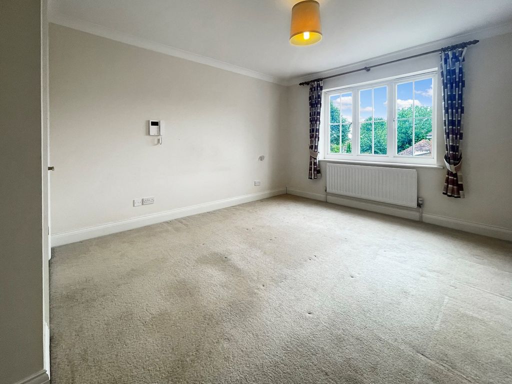2 bed flat for sale in Oakfield Close, Amersham HP6, £600,000