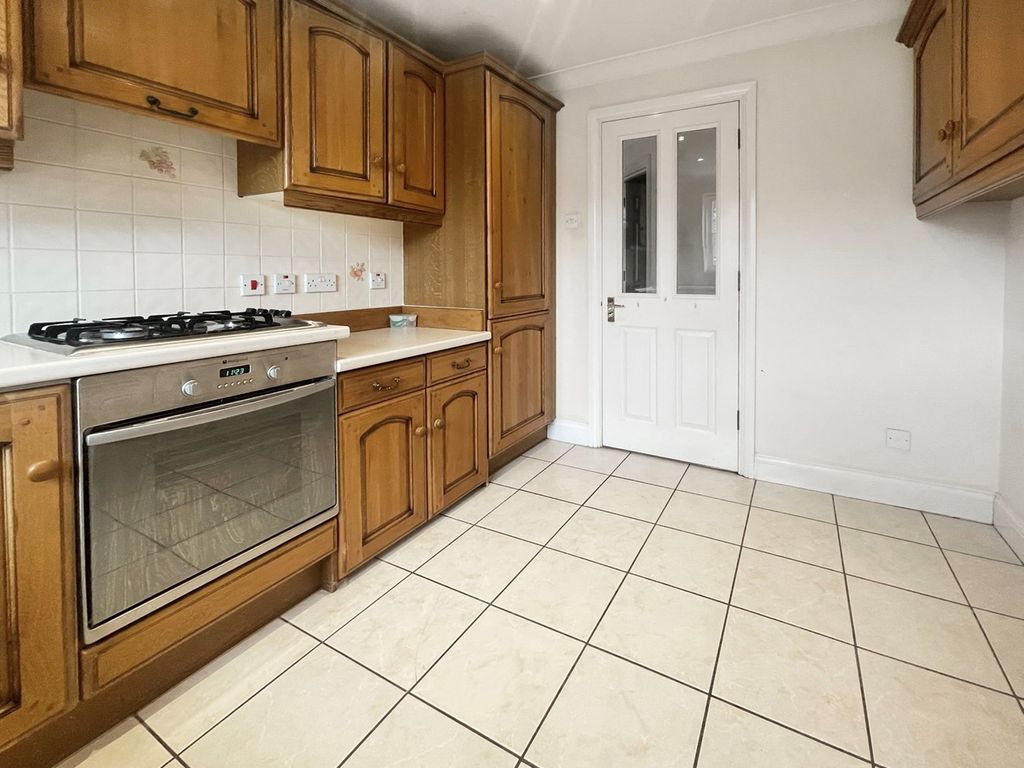 2 bed flat for sale in Oakfield Close, Amersham HP6, £600,000