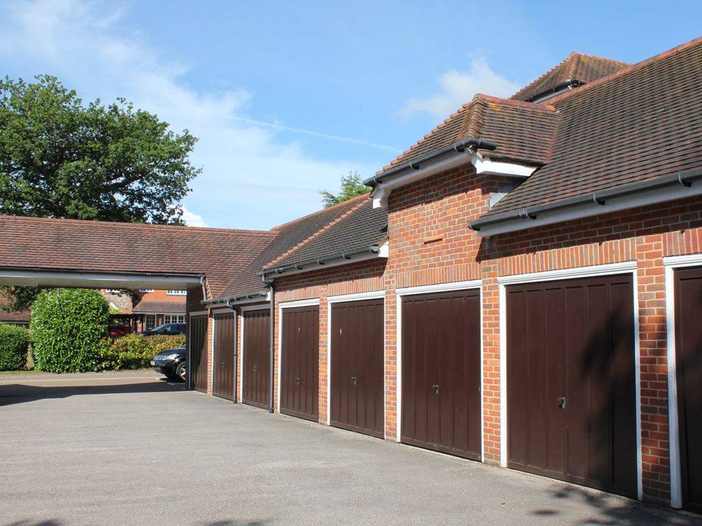 2 bed flat for sale in Oakfield Close, Amersham HP6, £600,000