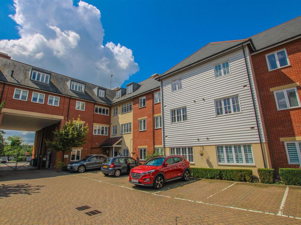 2 bed flat for sale in Ongar Road, Brentwood CM15, £345,000