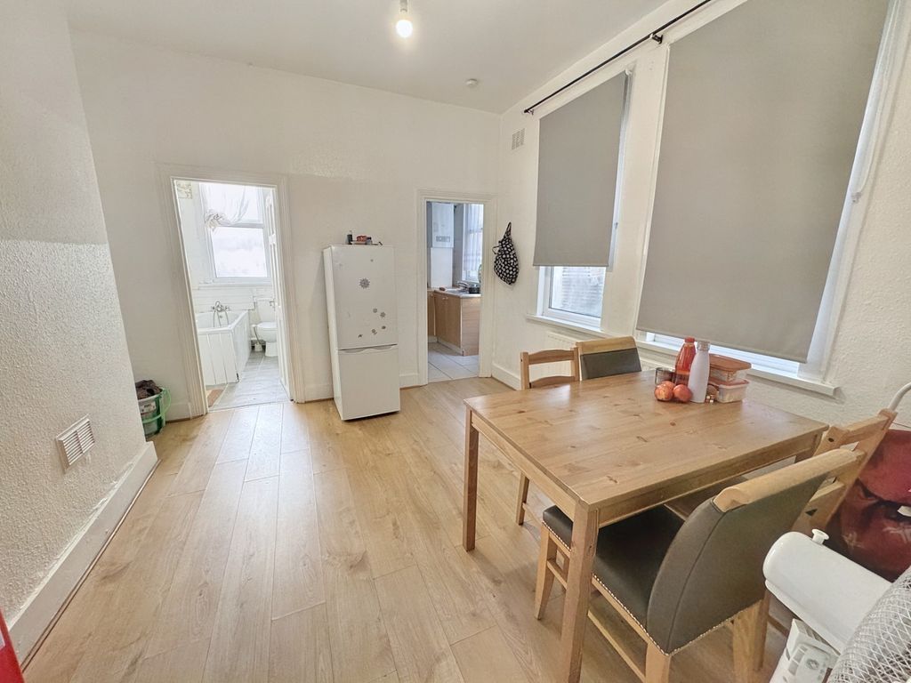 2 bed flat to rent in Burges Road, East Ham E6, £1,650 pcm