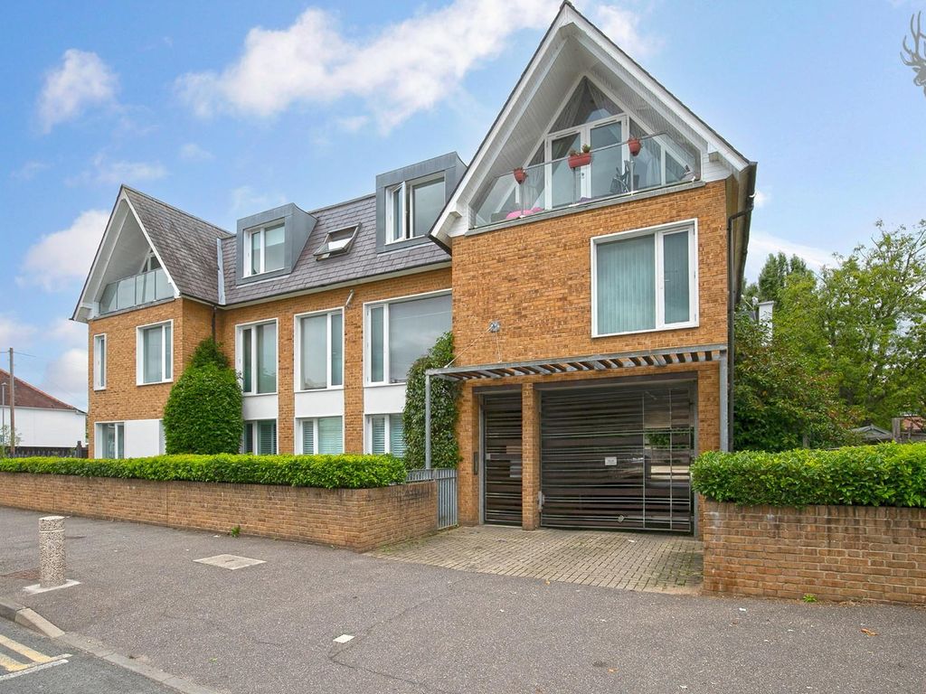 2 bed flat for sale in Valley Hill, Loughton IG10, £350,000