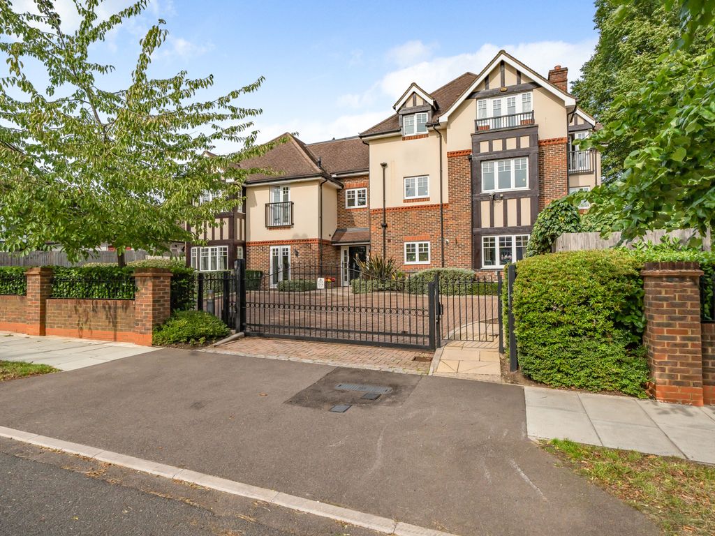 2 bed flat for sale in The Avenue, Hatch End, Hatch End, Pinner HA5, £650,000
