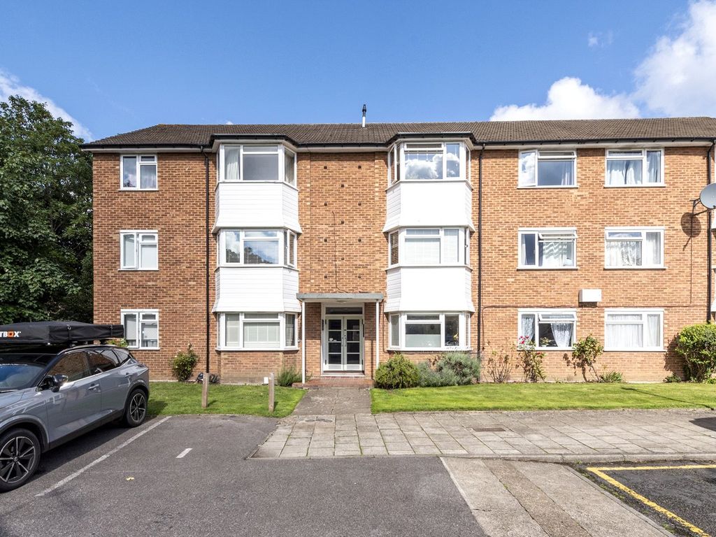 2 bed flat for sale in Oakenshaw Close, Surbiton KT6, £400,000