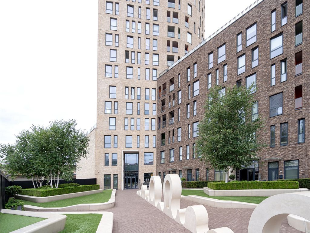 3 bed flat for sale in Williamsburg Plaza, Poplar E14, £720,000