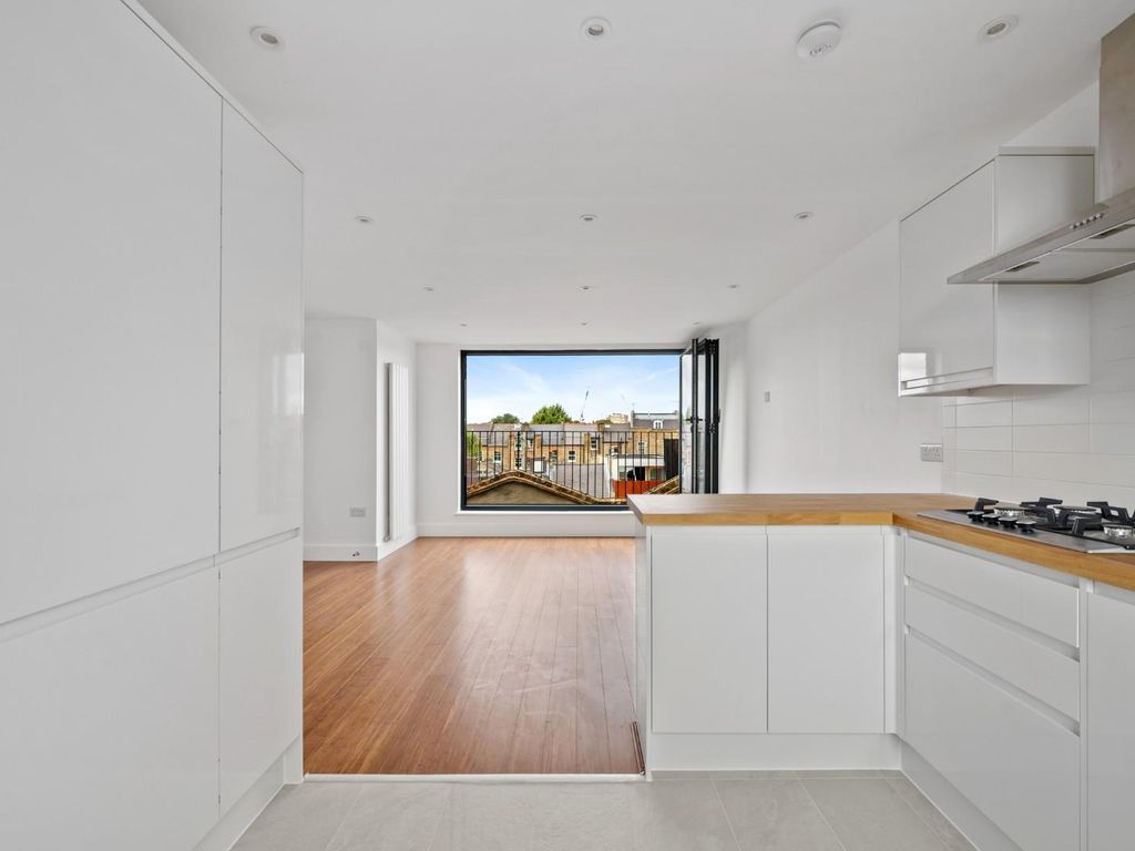 3 bed flat for sale in Milton Grove, London N16, £775,000