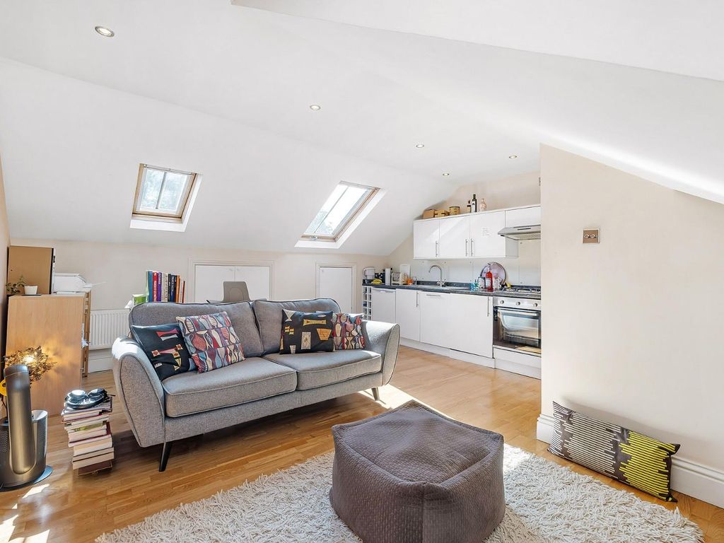 1 bed flat for sale in Holmewood Gardens, London SW2, £350,000